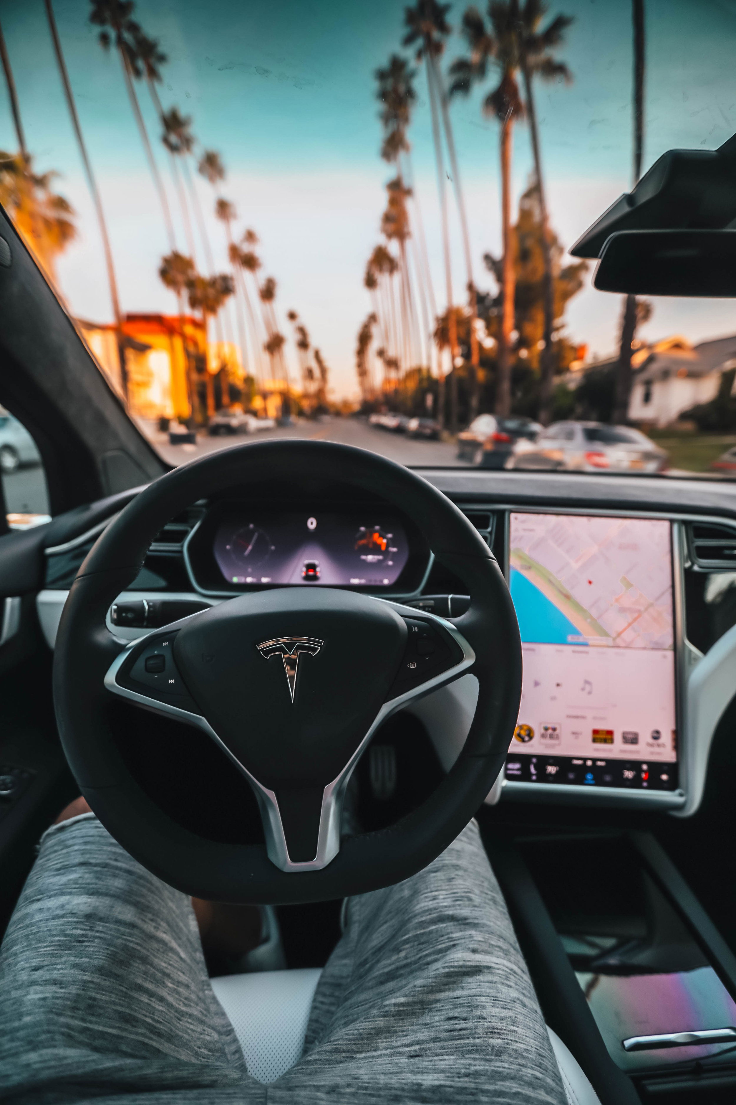 Tesla Autopilot vs FSD.
