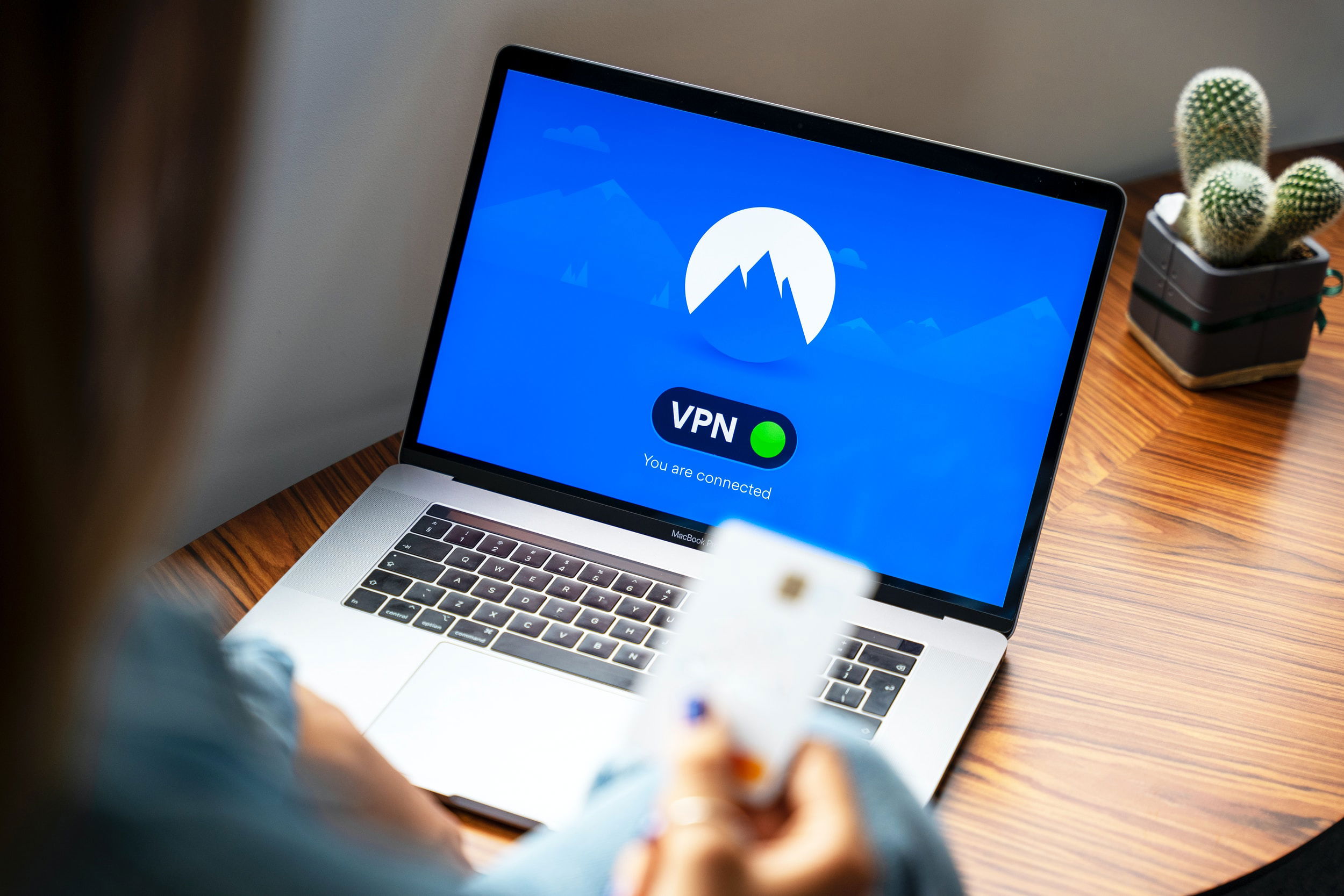 VPN কী এবং এটি কীভাবে কাজ করে তা দেখানো একটি ইনফোগ্রাফিক।