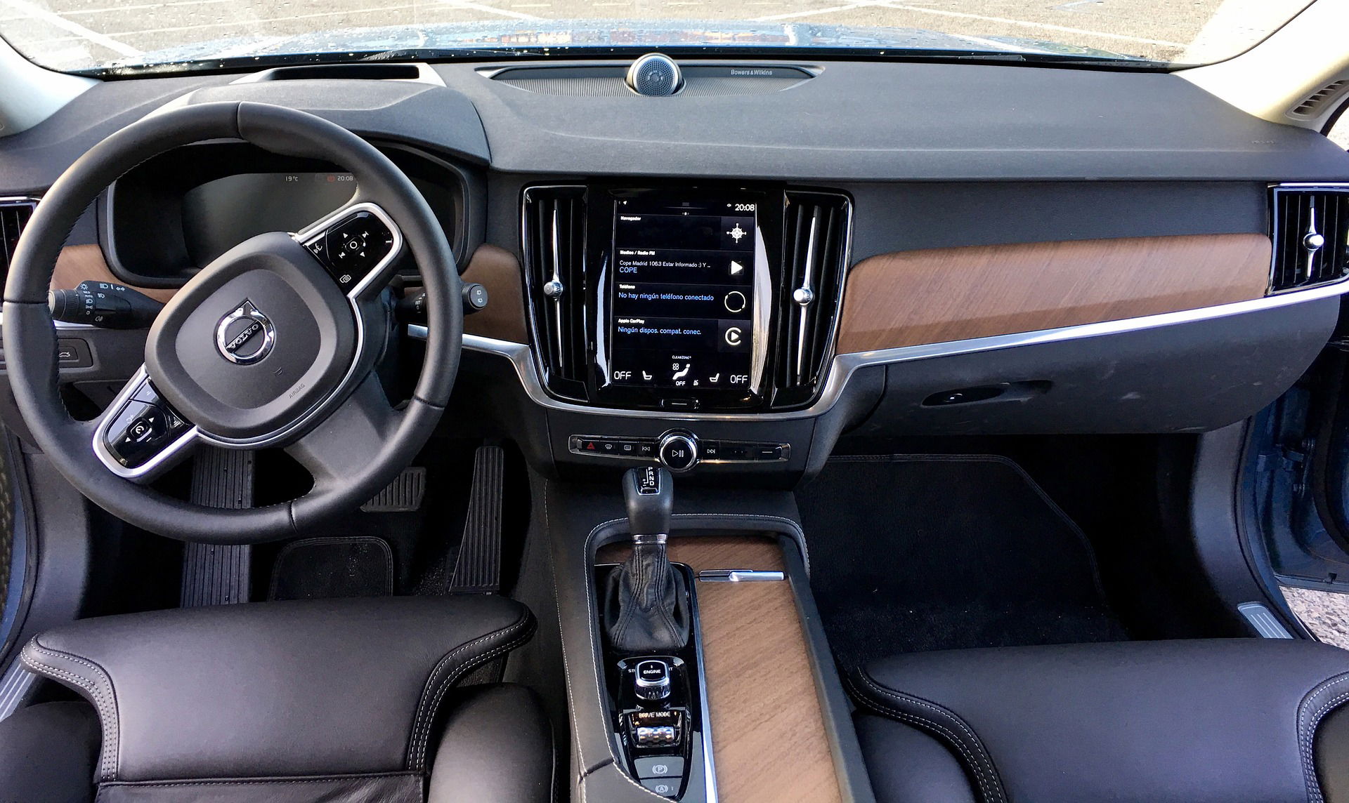 Volvo Sensus Connect voice control.