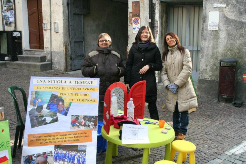 20 novembre 2011 Il banchetto ad Ivrea per la raccolta fondi.