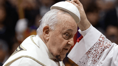El papa se hizo un hematoma en el rostro al golpearse con la mesilla