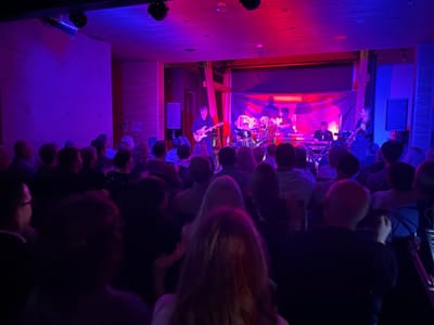Tolle Stimmung mit der "Peter Maffay Tribute Band" - ausverkauftes Kunsthaus