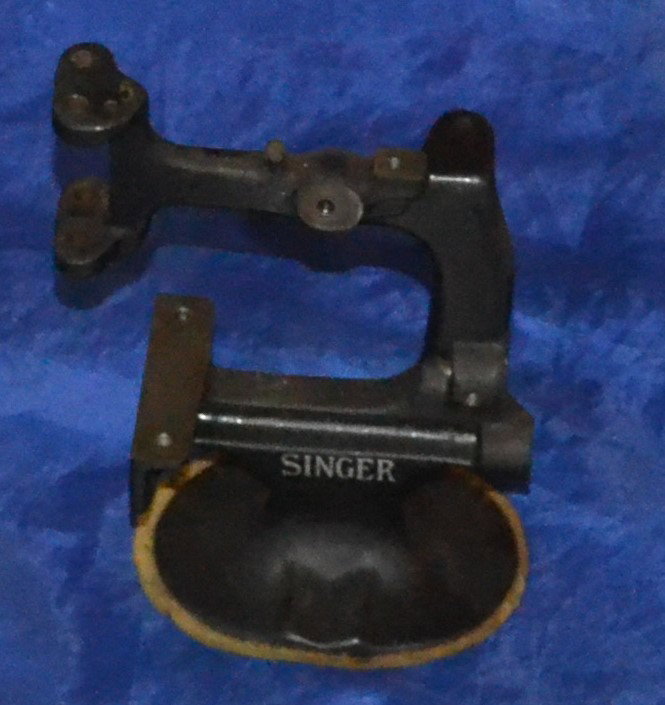 20 CHILD TOY SINGER SEWING MACHINE
