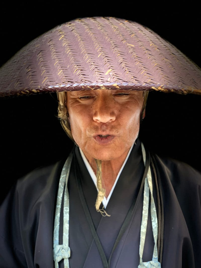 “La fotografía es el arte de la observación. Se trata de encontrar algo interesante en un lugar ordinario. Me he dado cuenta de que tiene poco que ver con las cosas que ves y mucho con cómo las ves”. Elliot Erwitt