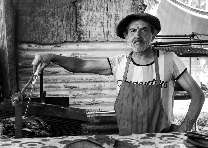 Testimonio de la destrucción y empobrecimiento de los locales de comida, paradores, negocios y locales varios de la Ruta 2, vía de comunicación entre Buenos Aires y Mar del Plata.  