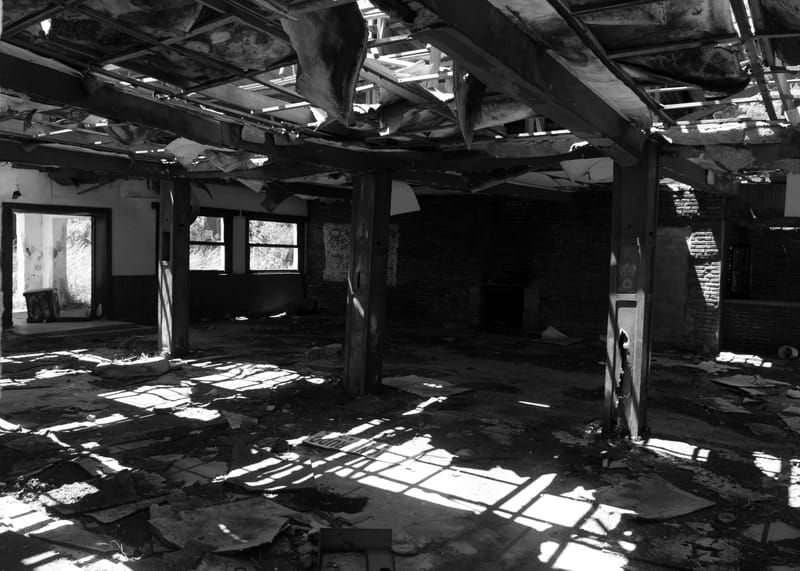 Testimonio de la destrucción y empobrecimiento de los locales de comida, paradores, negocios y locales varios de la Ruta 2, vía de comunicación entre Buenos Aires y Mar del Plata.  