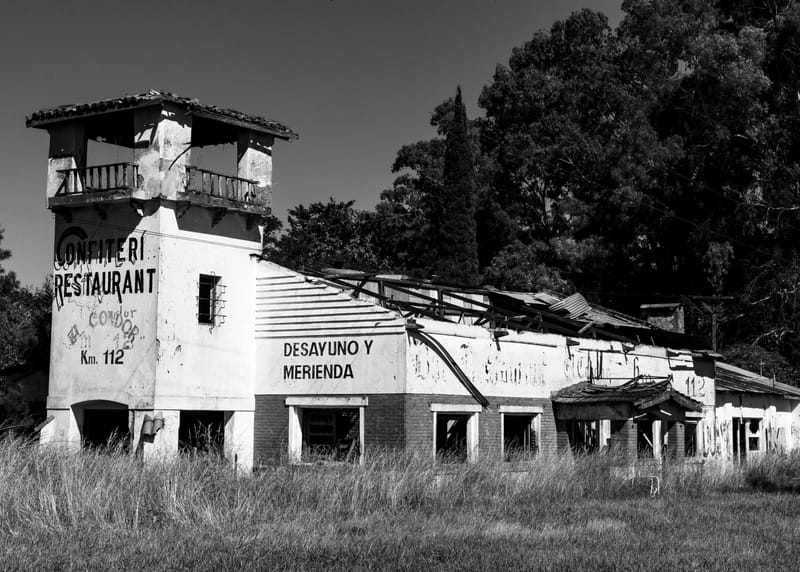 Testimonio de la destrucción y empobrecimiento de los locales de comida, paradores, negocios y locales varios de la Ruta 2, vía de comunicación entre Buenos Aires y Mar del Plata.  