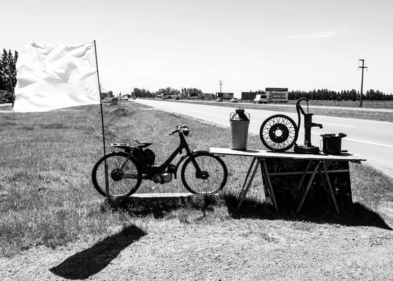 Testimonio de la destrucción y empobrecimiento de los locales de comida, paradores, negocios y locales varios de la Ruta 2, vía de comunicación entre Buenos Aires y Mar del Plata.  