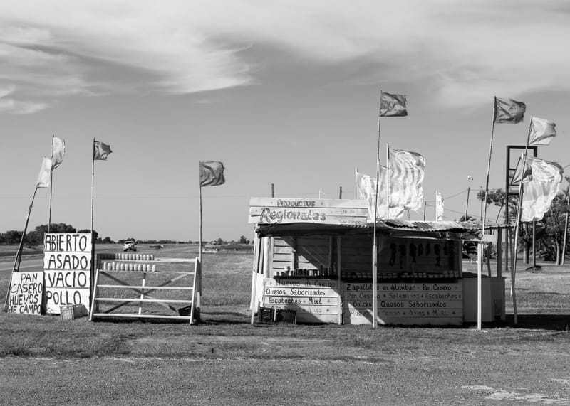 Testimonio de la destrucción y empobrecimiento de los locales de comida, paradores, negocios y locales varios de la Ruta 2, vía de comunicación entre Buenos Aires y Mar del Plata.  