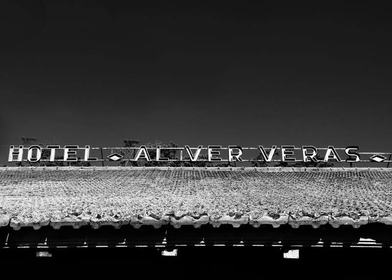 Testimonio de la destrucción y empobrecimiento de los locales de comida, paradores, negocios y locales varios de la Ruta 2, vía de comunicación entre Buenos Aires y Mar del Plata.  