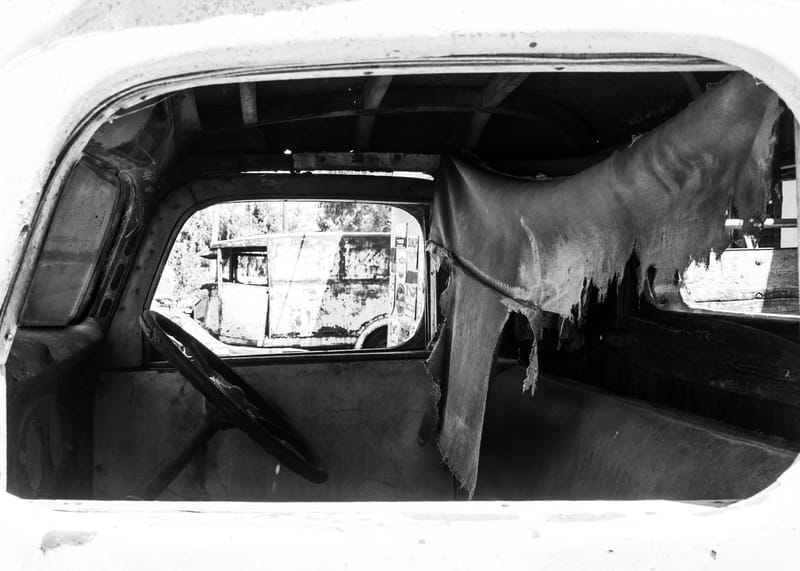 Testimonio de la destrucción y empobrecimiento de los locales de comida, paradores, negocios y locales varios de la Ruta 2, vía de comunicación entre Buenos Aires y Mar del Plata.  