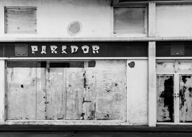 Testimonio de la destrucción y empobrecimiento de los locales de comida, paradores, negocios y locales varios de la Ruta 2, vía de comunicación entre Buenos Aires y Mar del Plata.  