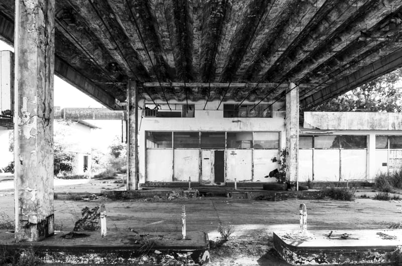 Testimonio de la destrucción y empobrecimiento de los locales de comida, paradores, negocios y locales varios de la Ruta 2, vía de comunicación entre Buenos Aires y Mar del Plata.  