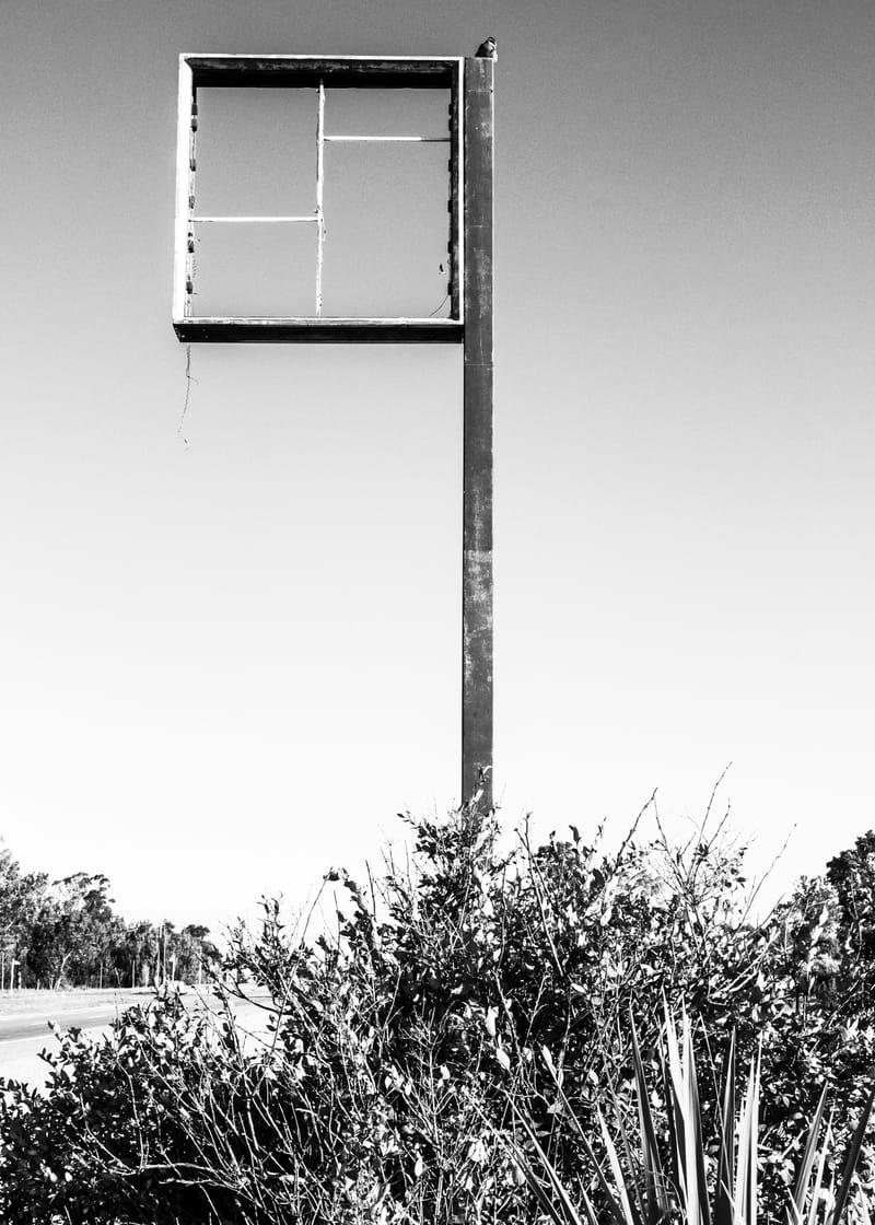 Testimonio de la destrucción y empobrecimiento de los locales de comida, paradores, negocios y locales varios de la Ruta 2, vía de comunicación entre Buenos Aires y Mar del Plata.  