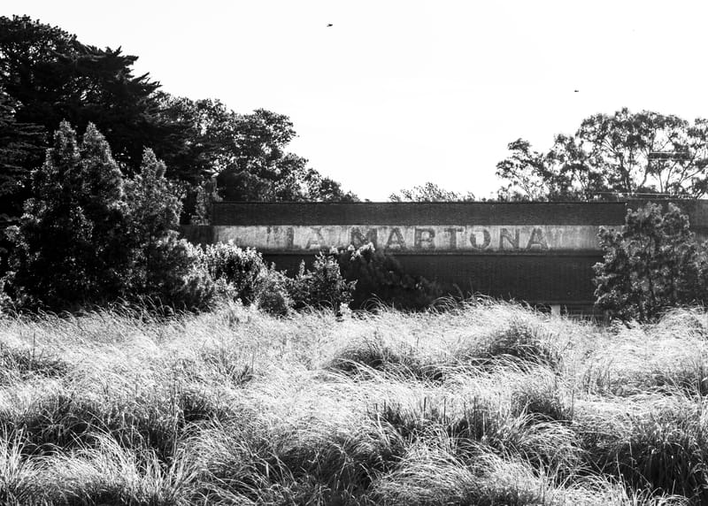 Testimonio de la destrucción y empobrecimiento de los locales de comida, paradores, negocios y locales varios de la Ruta 2, vía de comunicación entre Buenos Aires y Mar del Plata.  