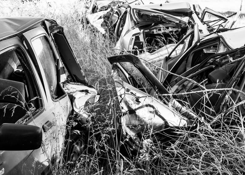 Testimonio de la destrucción y empobrecimiento de los locales de comida, paradores, negocios y locales varios de la Ruta 2, vía de comunicación entre Buenos Aires y Mar del Plata.  