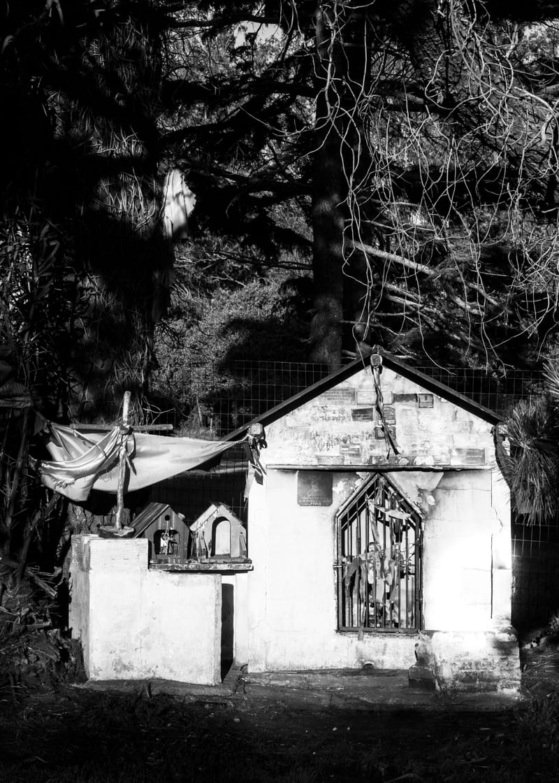 Testimonio de la destrucción y empobrecimiento de los locales de comida, paradores, negocios y locales varios de la Ruta 2, vía de comunicación entre Buenos Aires y Mar del Plata.  