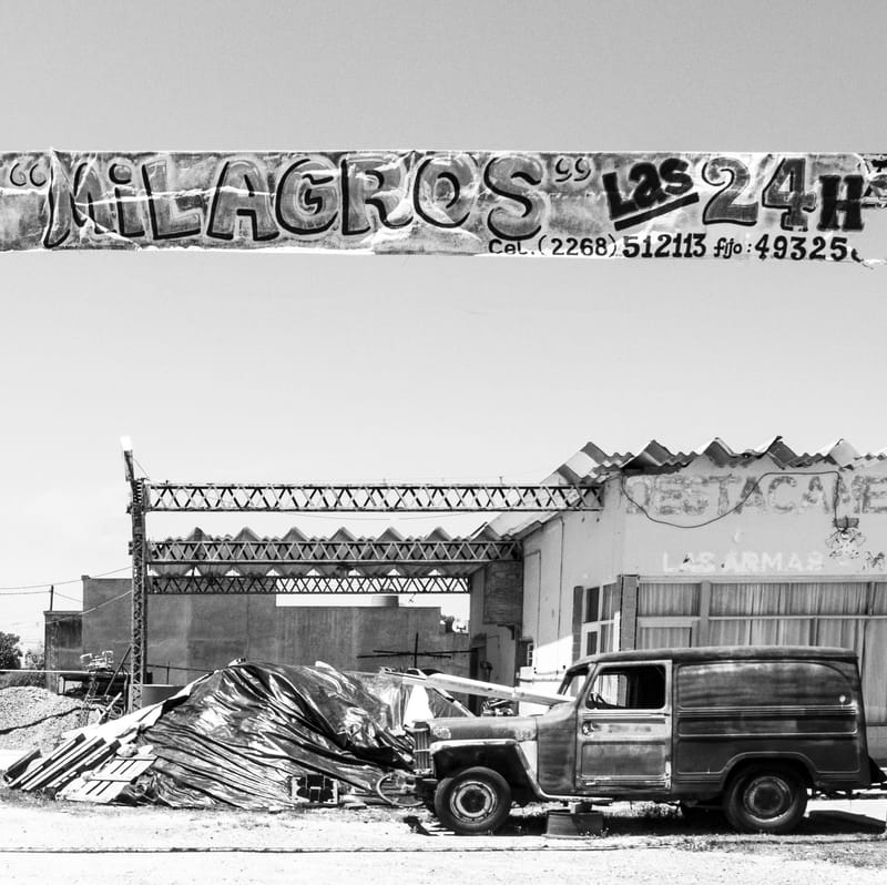 Testimonio de la destrucción y empobrecimiento de los locales de comida, paradores, negocios y locales varios de la Ruta 2, vía de comunicación entre Buenos Aires y Mar del Plata.  