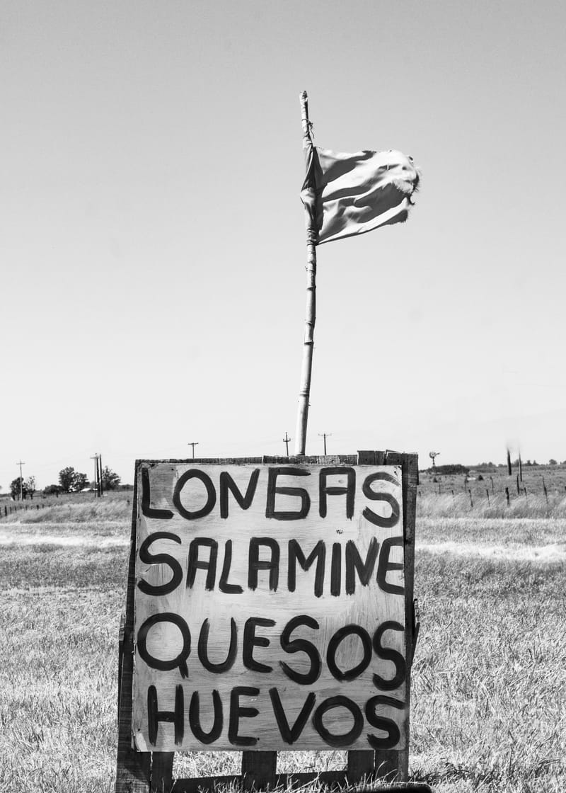 Testimonio de la destrucción y empobrecimiento de los locales de comida, paradores, negocios y locales varios de la Ruta 2, vía de comunicación entre Buenos Aires y Mar del Plata.  
