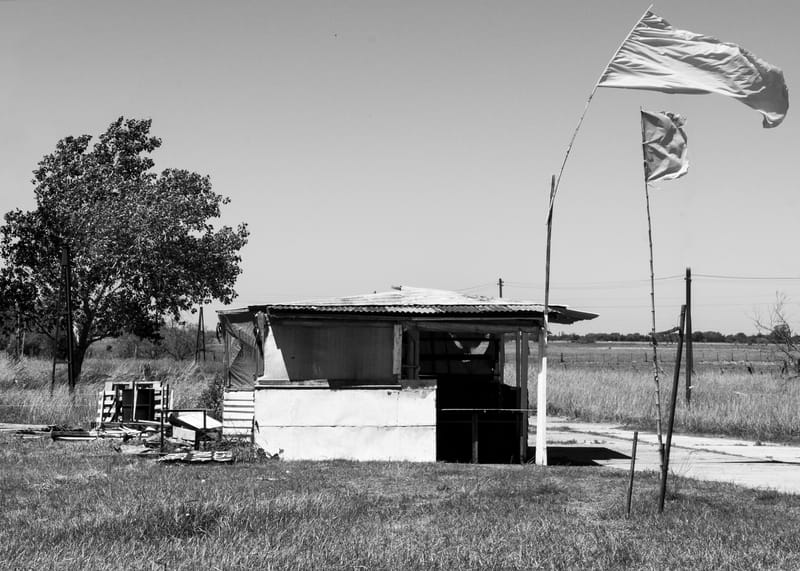 Testimonio de la destrucción y empobrecimiento de los locales de comida, paradores, negocios y locales varios de la Ruta 2, vía de comunicación entre Buenos Aires y Mar del Plata.  