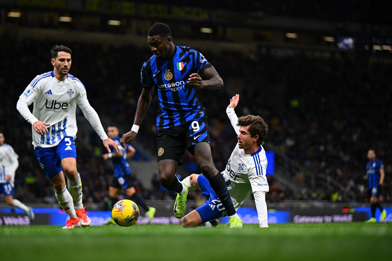 In Monday night game: Inter Milan Triumphs Over Como with 2-0 Victory at Giuseppe Meazza