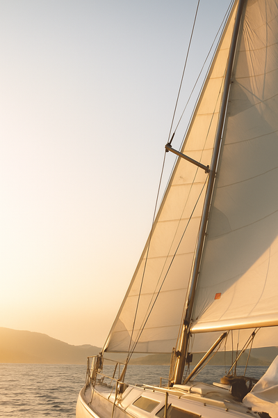 🧭 Cahier des charges d’une voile de croisière au long cours — Chapitre 1 : Le choix du tissu et de la coupe