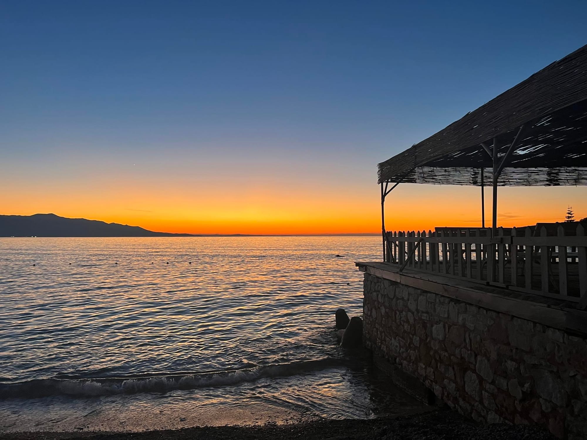 TÁRSASHÁZI LAKÁSOK, 6 LAKÁS EGY ÉPÜLETBEN, PARTON, BELVÁROSBAN