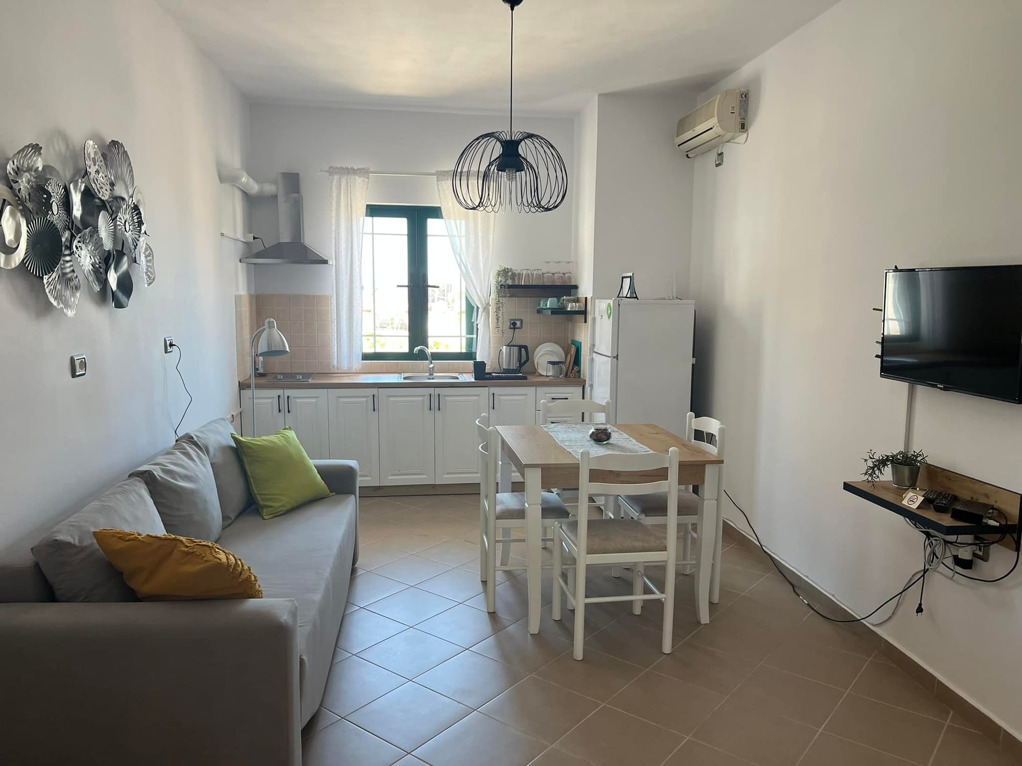 TÁRSASHÁZI LAKÁSOK, 6 LAKÁS EGY ÉPÜLETBEN, PARTON, BELVÁROSBAN