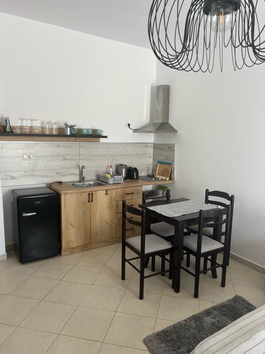 TÁRSASHÁZI LAKÁSOK, 6 LAKÁS EGY ÉPÜLETBEN, PARTON, BELVÁROSBAN