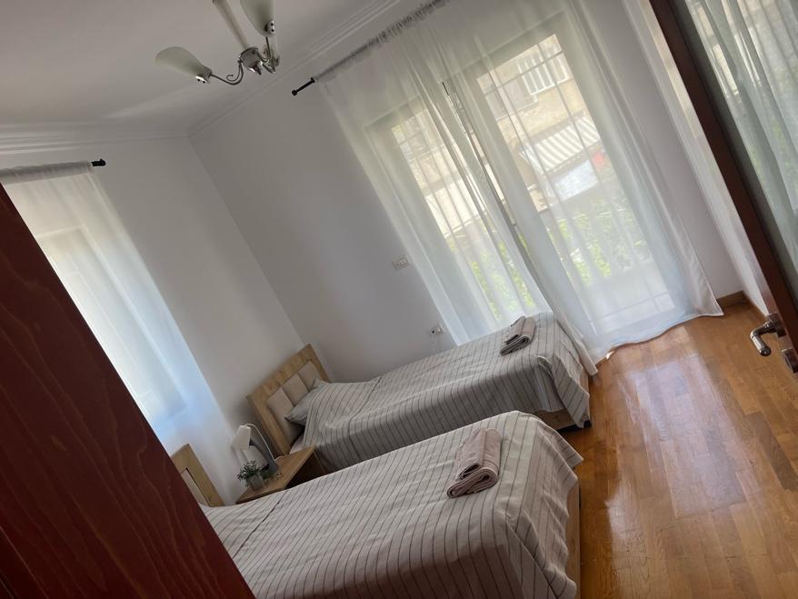 TÁRSASHÁZI LAKÁSOK, 6 LAKÁS EGY ÉPÜLETBEN, PARTON, BELVÁROSBAN