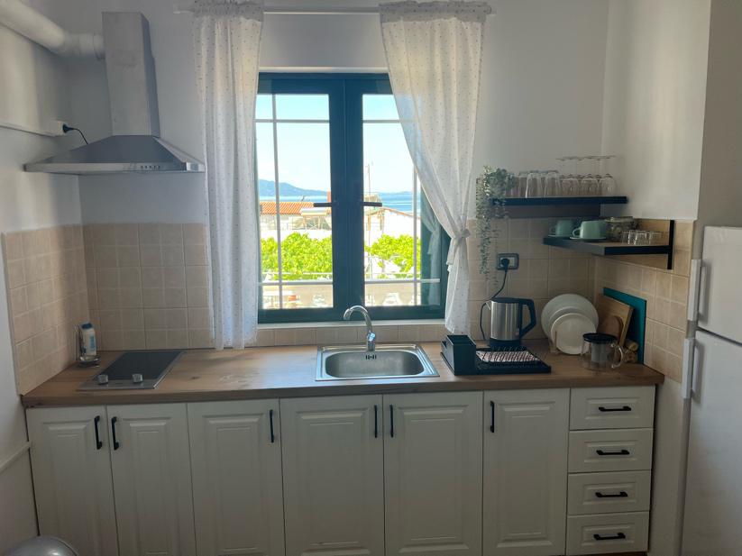 TÁRSASHÁZI LAKÁSOK, 6 LAKÁS EGY ÉPÜLETBEN, PARTON, BELVÁROSBAN