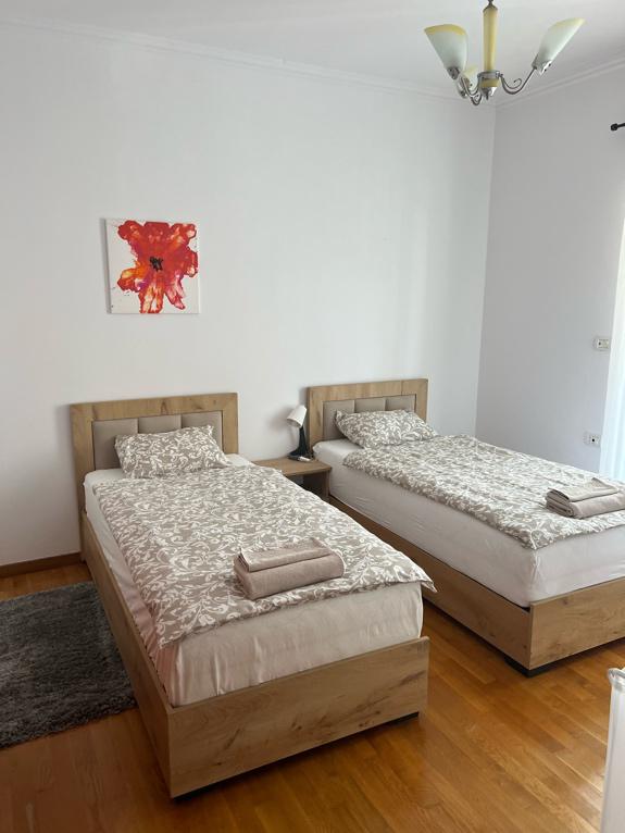 TÁRSASHÁZI LAKÁSOK, 6 LAKÁS EGY ÉPÜLETBEN, PARTON, BELVÁROSBAN