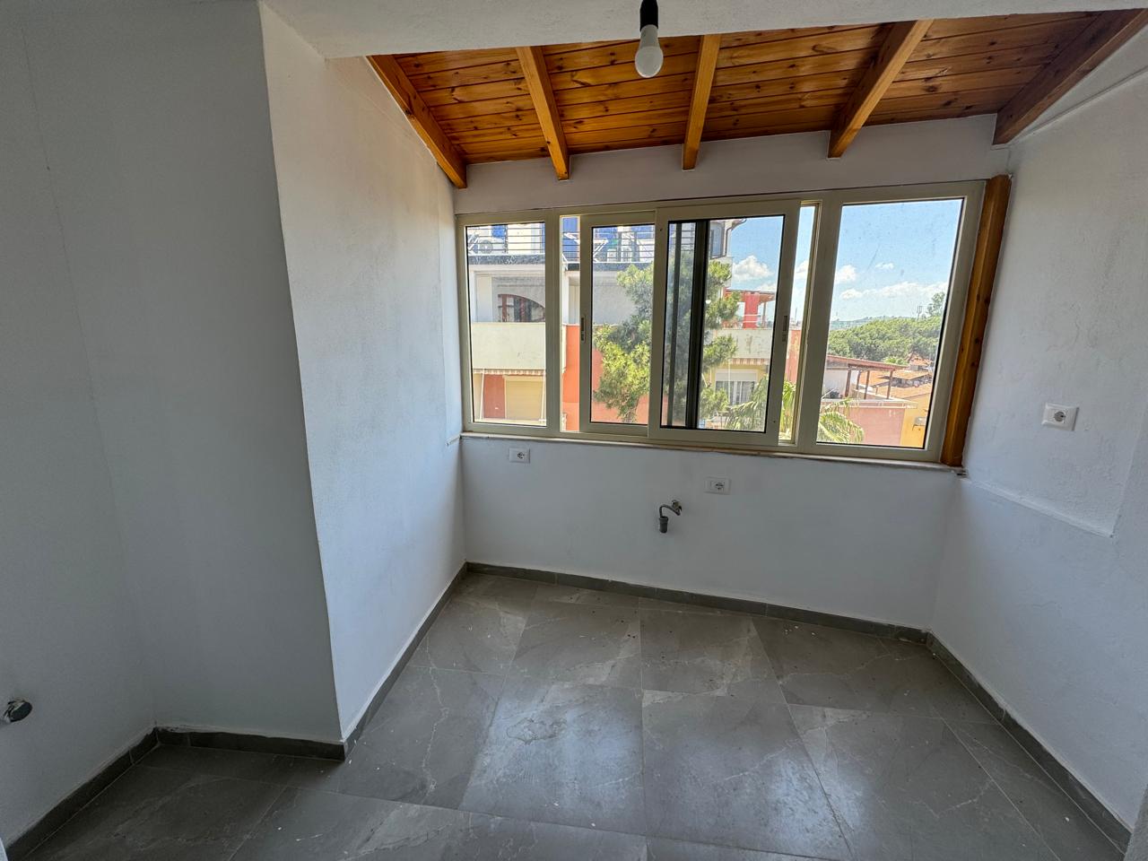 Durres öbölben, Golemben, tengerparti duplex lakás eladó