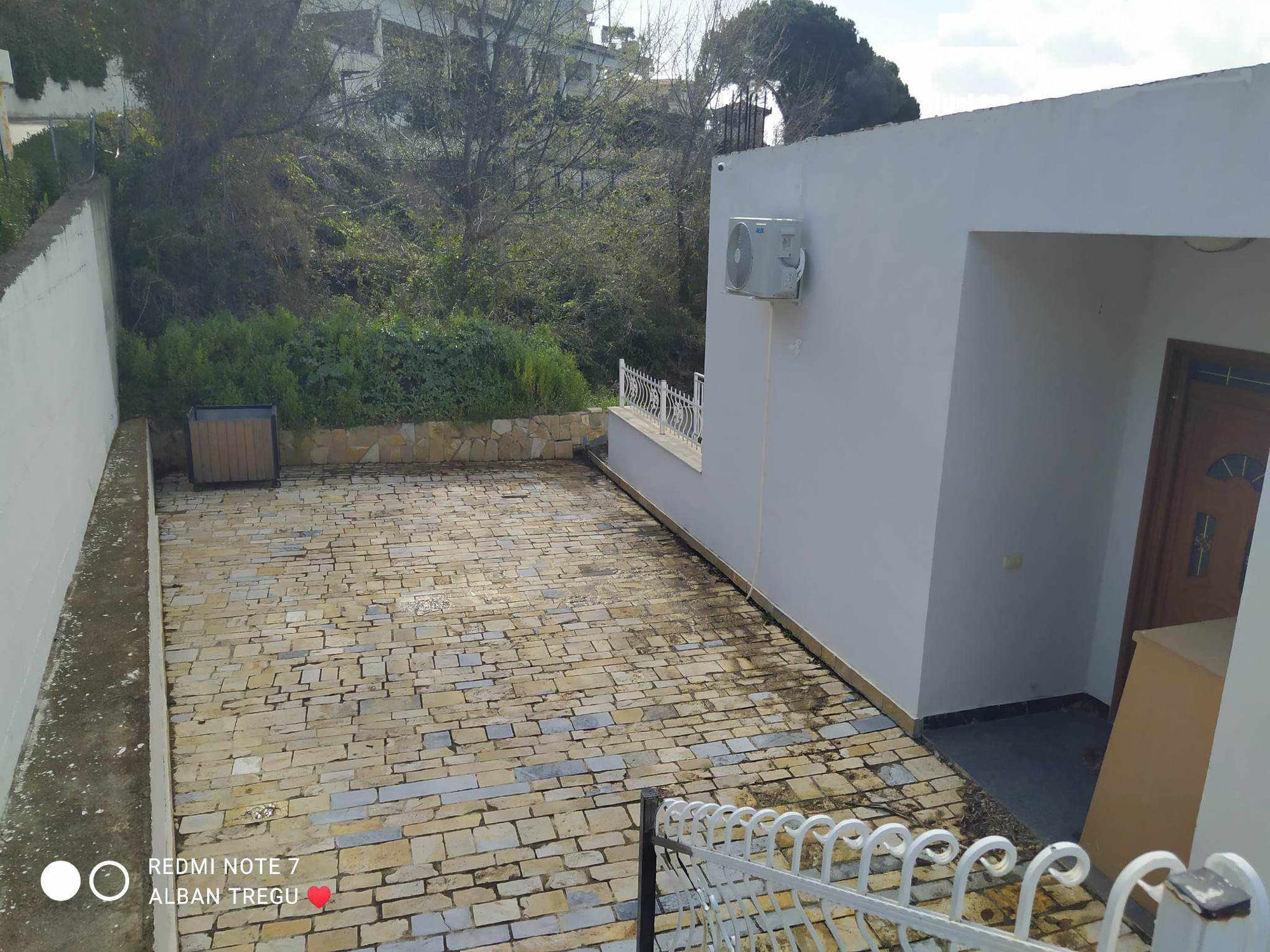 Albániában kertes családi ház eladó!