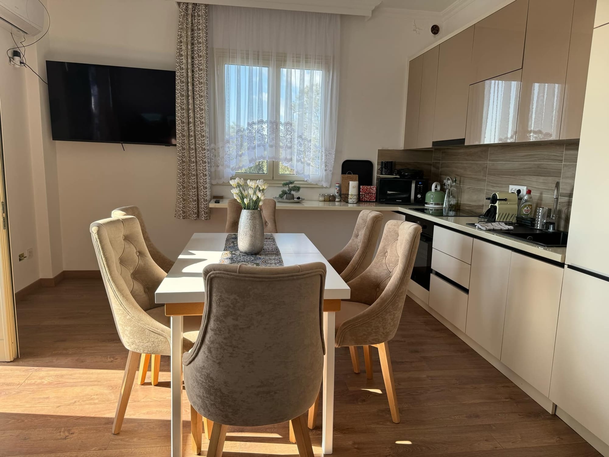 Albániában kertes családi ház eladó!