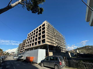 Az Albán Adriai tengerparton, a Durres öbölben, Golemben most épülő társasházi komplexumban lakások eladók!