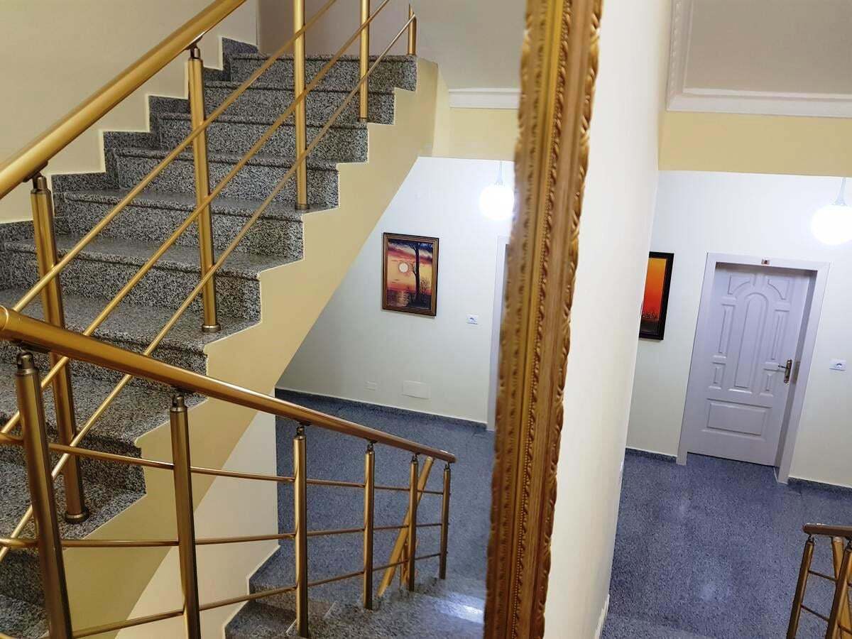 Az Albán Adriai tengerparton, a Durres öbölben, Durres város belvárosában, tengerparton szálloda eladó!