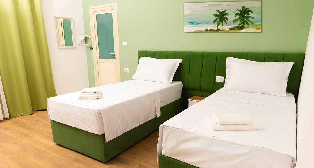 Az Albán Adriai tengerparton, a Durres öbölben, Durres város belvárosában, tengerparton szálloda eladó!