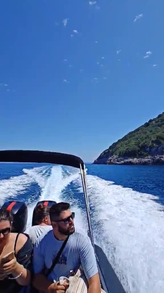 MOTORCSÓNAK VAGY SÉTAHAJÓ KIRÁNDULÁS DURRES ÖBÖLBŐL