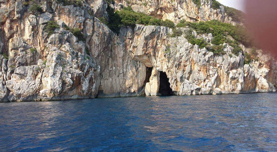 MOTORCSÓNAK VAGY SÉTAHAJÓ KIRÁNDULÁS DURRES ÖBÖLBŐL