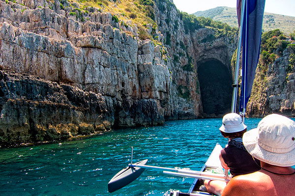 MOTORCSÓNAK VAGY SÉTAHAJÓ KIRÁNDULÁS DURRES ÖBÖLBŐL