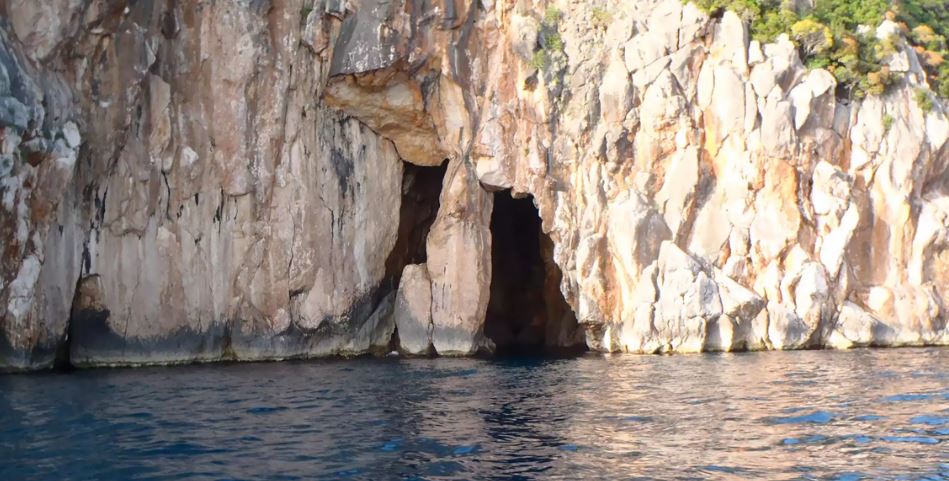 MOTORCSÓNAK VAGY SÉTAHAJÓ KIRÁNDULÁS DURRES ÖBÖLBŐL