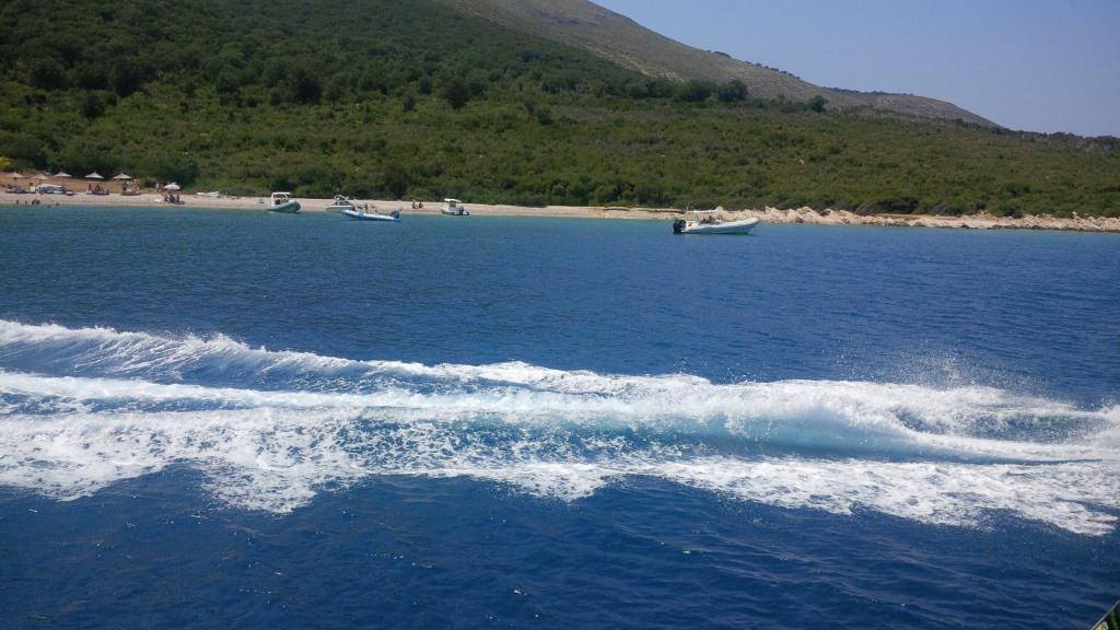 MOTORCSÓNAK VAGY SÉTAHAJÓ KIRÁNDULÁS DURRES ÖBÖLBŐL