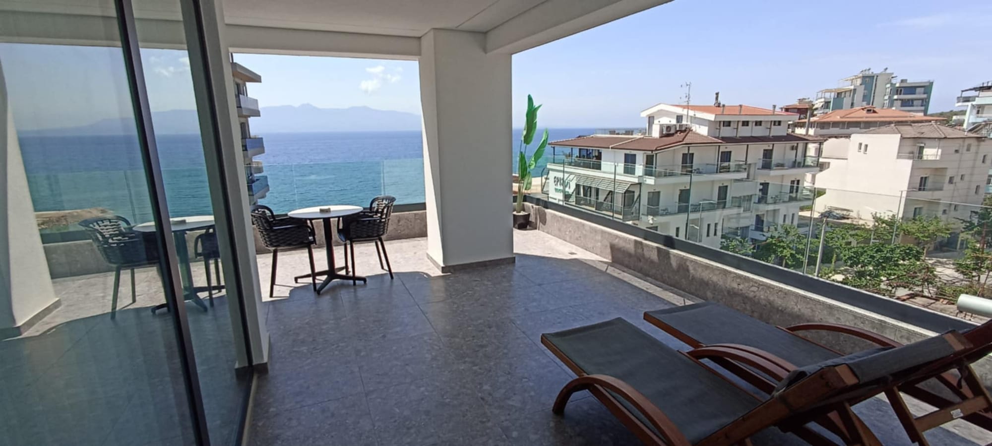 Jón tenger partján, Korfu szigettel szemben, tengerparti új építésű hotel**** 