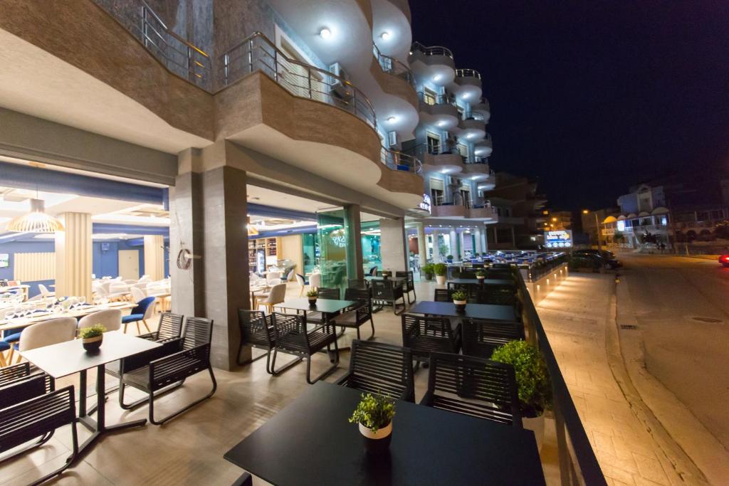 Jón tenger partján, Korfu szigettel szemben, tengerparti új építésű hotel**** 