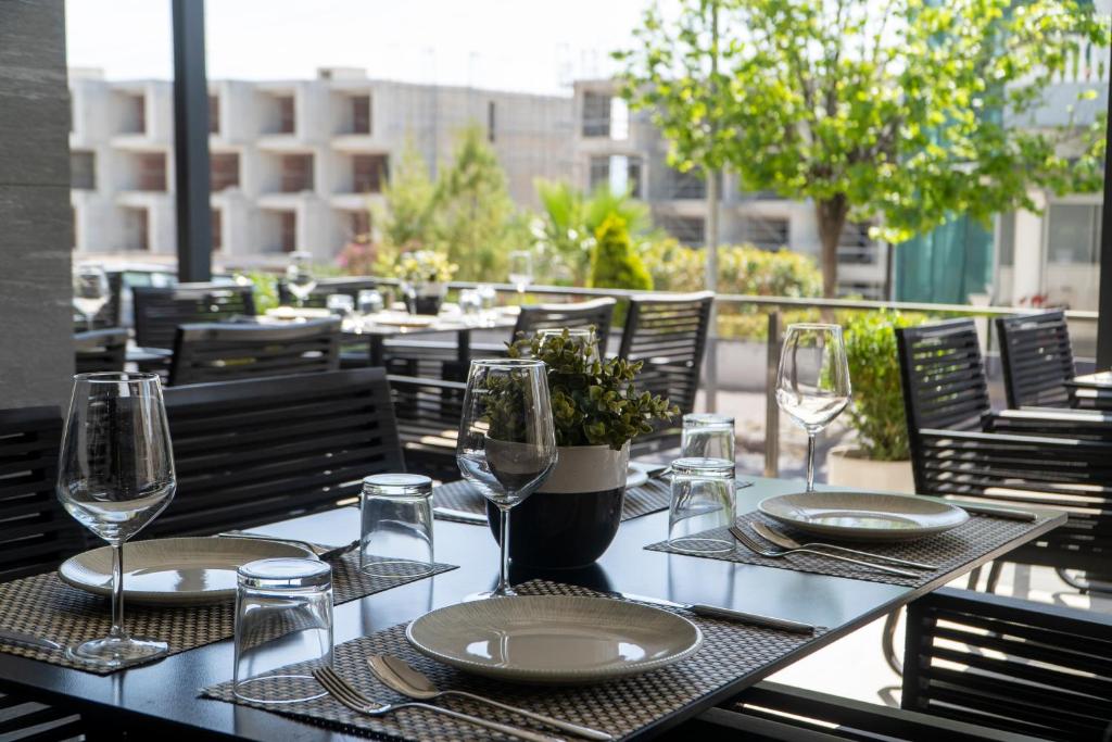 Jón tenger partján, Korfu szigettel szemben, tengerparti új építésű hotel**** 