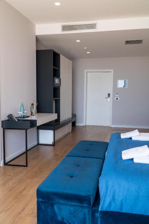 Jón tenger partján, Korfu szigettel szemben, tengerparti új építésű hotel**** 