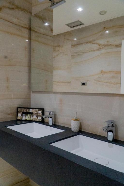 Jón tenger partján, Korfu szigettel szemben, tengerparti új építésű hotel**** 