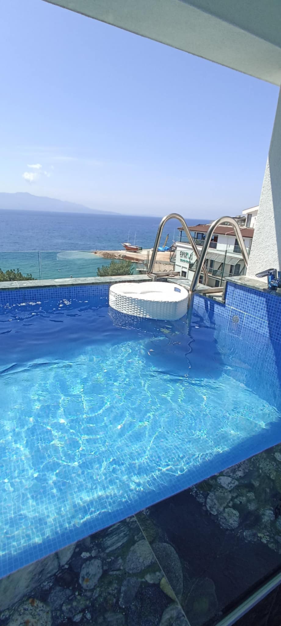 Jón tenger partján, Korfu szigettel szemben, tengerparti új építésű hotel**** 