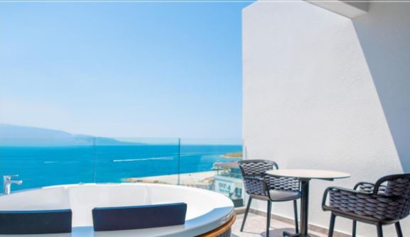 Jón tenger partján, Korfu szigettel szemben, tengerparti új építésű hotel**** 